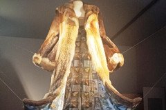 Art-Oriente-Objet-Marion-Laval-Jeanet-Benoit-Mangin-The-Roadkill-Coat-Γούνινο-πανωφόρι-σε-φυσικό-μέγεθος