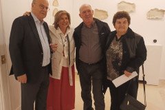 Η καλλιτέχνης Ελισάβετ Παππά με τον σύζυγό της (αριστέρα) και τον 		   δάσκαλό της, αγγειοπλάστη Αντώνη Ατσόνιο και τη σύζυγό του.