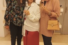Η καλλιτέχνης Ελισάβετ Παππά με την Αιμιλία Δεγλέρη (δεξιά) 	και την Κατερίνα Παϊταζόγλου (αριστερά)