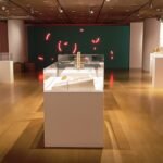 Η Έλενα Ντάκουλα γράφει για την επετειακή έκθεση «ΥΣΤΕΡΟΓΡΑΦΑ ΧΡΟΝΟΥ ΚΑΙ ΧΩΡΟΥ» που παρουσιάζει το Ίδρυμα Εικαστικών Τεχνών και Μουσικής Β. & Μ. Θεοχαράκη